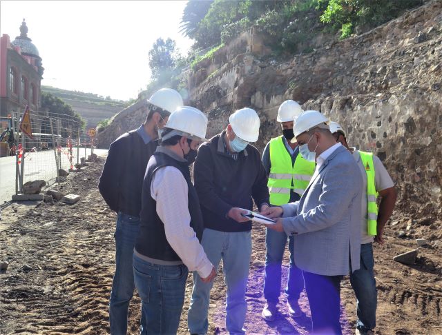 01 1 El alcalde Pedro Rodríguez y el concejal de Vías y Obras Aniceto Aguiar atienden las explicaciones de los técnicos sobre la obra