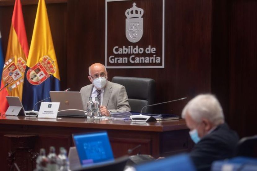 Reposici&oacute;n de bancos en la Avenida Mar&iacute;tima y rehabilitaci&oacute;n del Teatro Juan ....