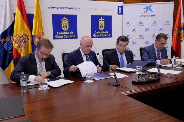 El Cabildo y MicroBank suscriben un convenio para una l&iacute;nea de financiaci&oacute;n