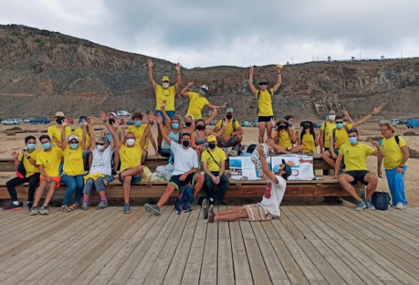 Un grupo de personas voluntarias realiza una limpieza de litoral en la bah&iacute;a del Confital