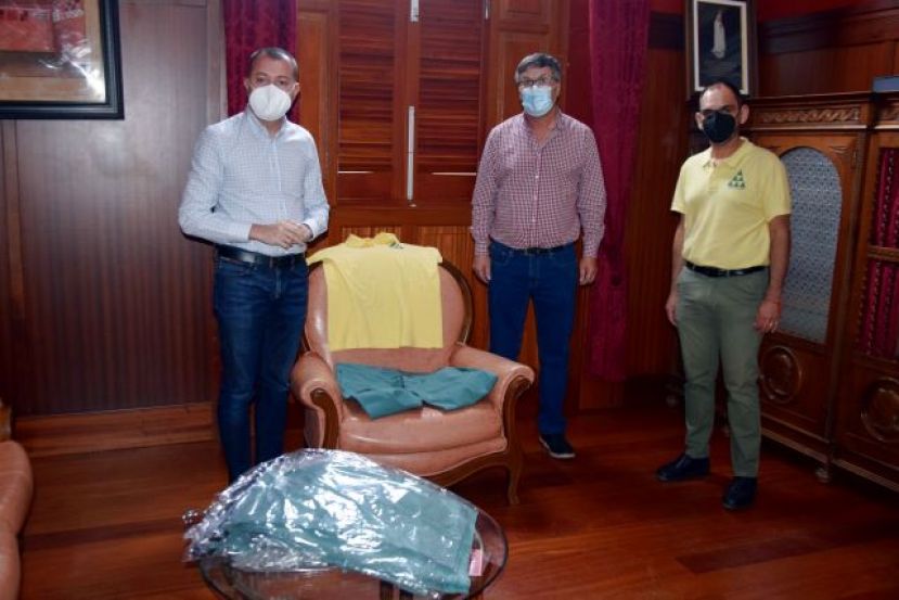 El Ayuntamiento de G&aacute;ldar renueva los uniformes a los taxistas