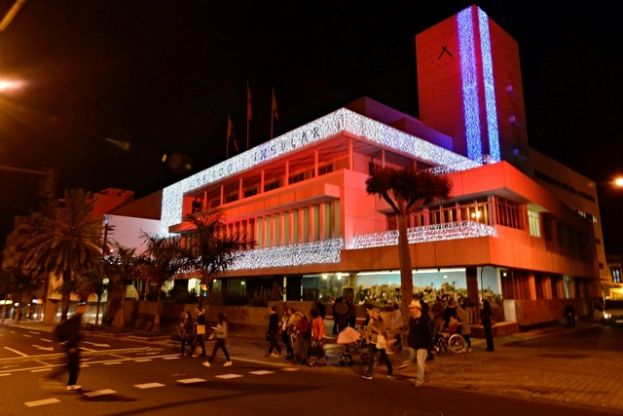 El Cabildo ilumina de rojo su fachada por los enfermos de esclerosis m&uacute;ltiple