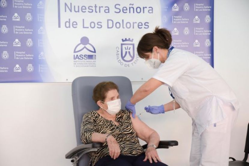 Canarias inicia la vacunaci&oacute;n contra la COVID-19 en las siete islas