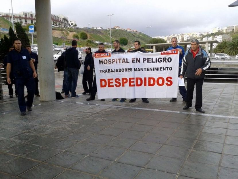 Concentraci&oacute;n en la Consejer&iacute;a de Sanidad de los trabajadores despedidos del Hospital Doctor Negr&iacute;n