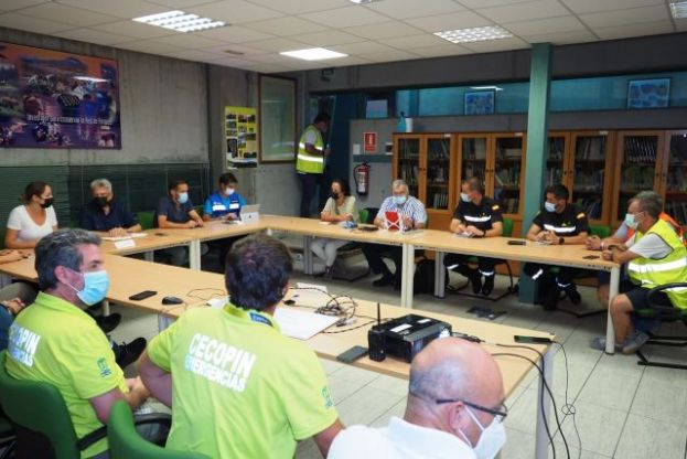 La Palma: Los efectivos terrestres trabajar&aacute;n esta noche para consolidar el incendio