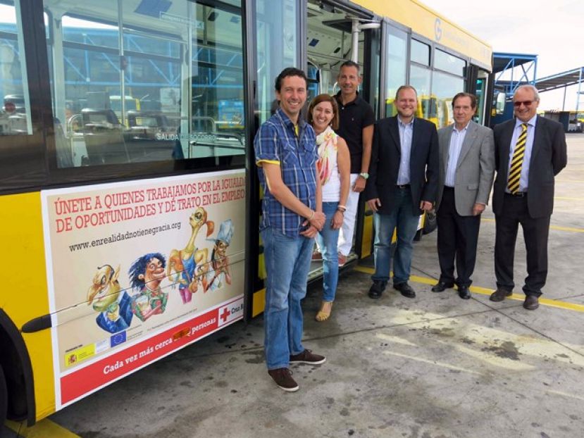 Guaguas Municipales promociona en sus veh&iacute;culos la campa&ntilde;a de Cruz Roja