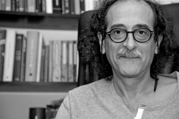 Carlos &Aacute;lvarez entrega un manuscrito a la Casa-Museo P&eacute;rez Gald&oacute;s