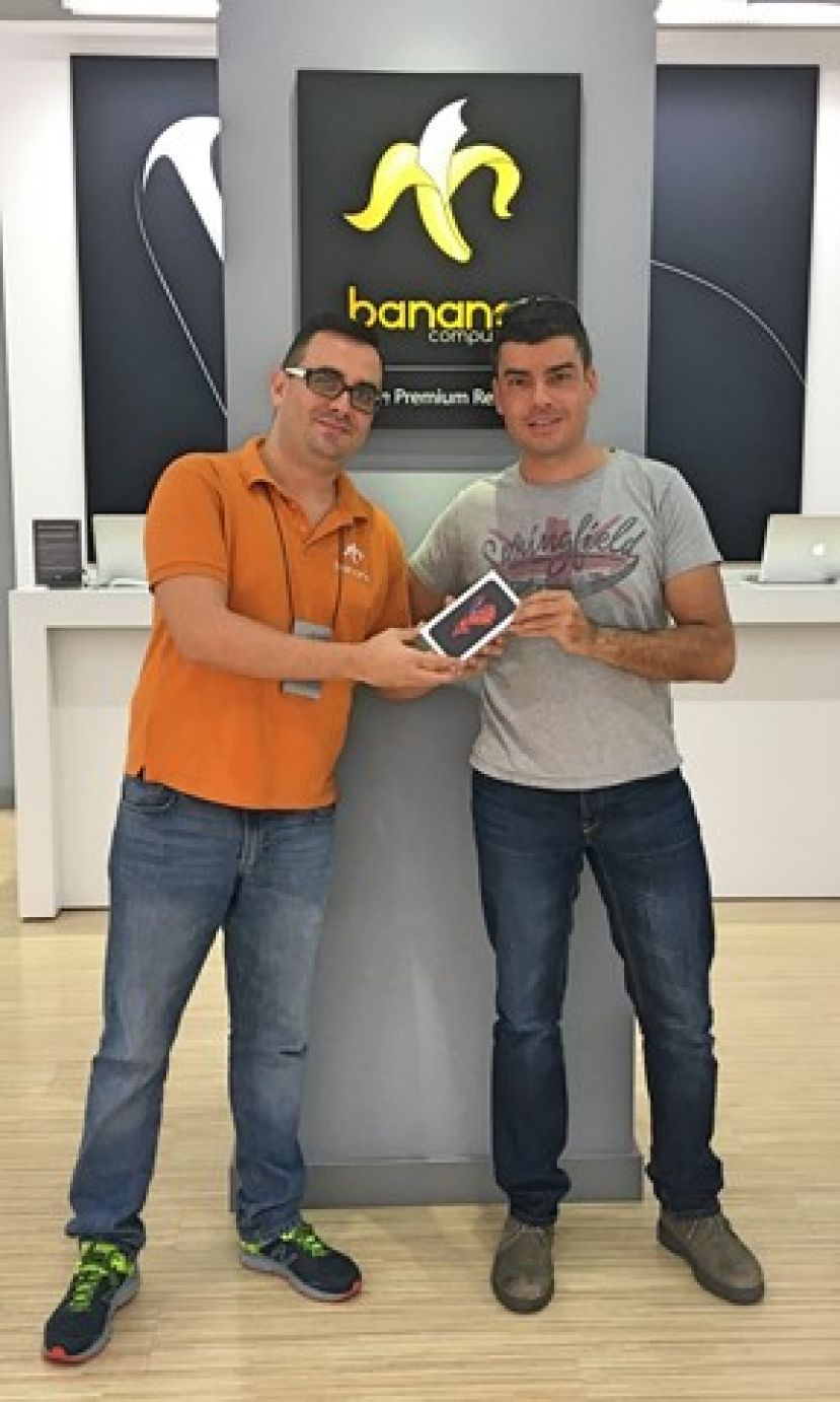 El ganador del Foto-Marat&oacute;n Triana 2016 recibe su i-Phone 6s
