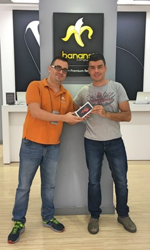 El ganador del Foto-Marat&oacute;n Triana 2016 recibe su i-Phone 6s