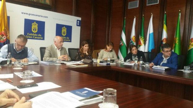 Los ayuntamientos de la GC-1 logran frenar la instalaci&oacute;n de m&aacute;s vallas