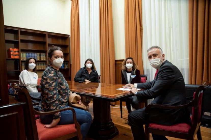 Torres se re&uacute;ne con una representaci&oacute;n de madres con ni&ntilde;os que padecen c&aacute;ncer y otras enfermedades graves