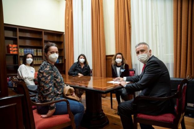 Torres se re&uacute;ne con una representaci&oacute;n de madres con ni&ntilde;os que padecen c&aacute;ncer y otras enfermedades graves