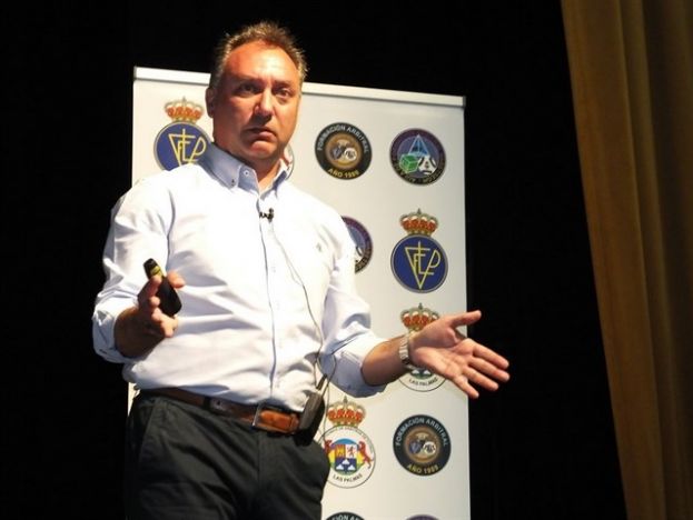 Medina Cantalejo: &ldquo;Al &aacute;rbitro no se le paga por ser simp&aacute;tico&rdquo;