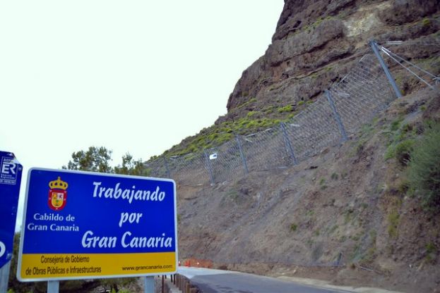 El Cabildo estrena en la GC-210, entre Artenara y Tejeda, la malla m&aacute;s resistente del mundo