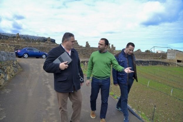 Instalaci&oacute;n de dos ramales de distribuci&oacute;n de agua, uno en G&aacute;ldar y otro en Moya