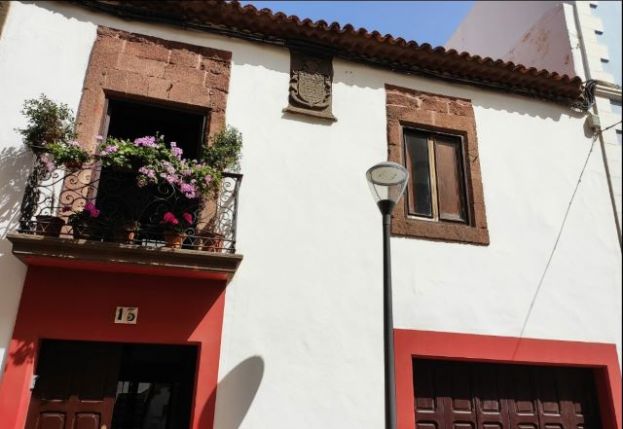 Gu&iacute;a Viva y Gu&iacute;a Se Respeta hacen un reparto de flores en el Casco Gu&iacute;ense