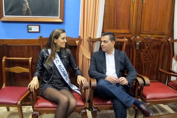 Guia: El Alcalde recibi&oacute; en las Casas Consistoriales a la joven guiense Ar&aacute;nzazu Est&eacute;vez