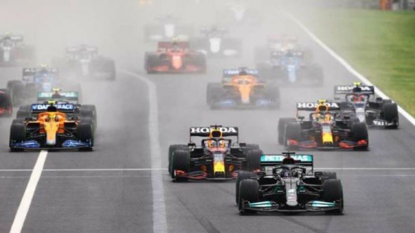 Vettel, descalificado; Sainz al podio; Alonso, cuarto y Hamilton m&aacute;s l&iacute;der