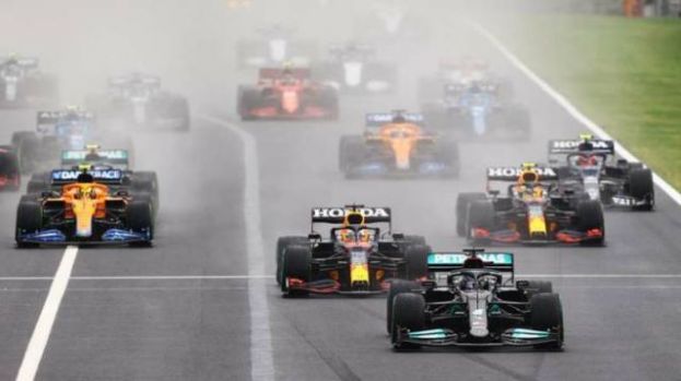 Vettel, descalificado; Sainz al podio; Alonso, cuarto y Hamilton m&aacute;s l&iacute;der