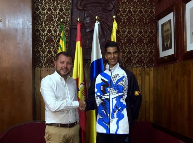 Taekwondo: El alcalde de G&aacute;ldar recibe al galdense Yacomar Socorro