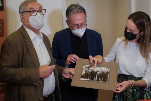 EL CABILDO ENTREGA A LA FUNDACI&Oacute;N JUAN NEGR&Iacute;N M&Aacute;S DE 4.000 PIEZAS DIGITALIZADAS Y CATALOGADAS DEL FONDO DOCUMENTAL DEL EX ALCALDE REPUBLICANO NICOL&Aacute;S D&Iacute;AZ SAAVEDRA
