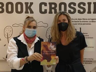 La periodista y escritora Alicia Luengo dona su novela &ldquo;El Or&aacute;culo de nuestro coraz&oacute;n&rdquo;
