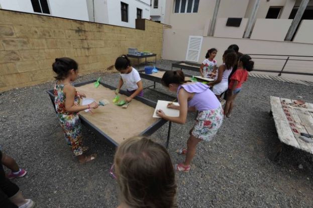 CUEVA PINTADA OFRECE DOS VISITAS-TALLER PARA QUE LAS FAMILIAS SE APROXIMEN AL FASCINANTE MUNDO DE LA ARQUEOLOG&Iacute;A