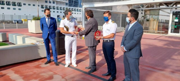 Las Palmas recibi&oacute; la visita de dos gigantes de los cruceros el "Iona" y el "Celebrity APEX"