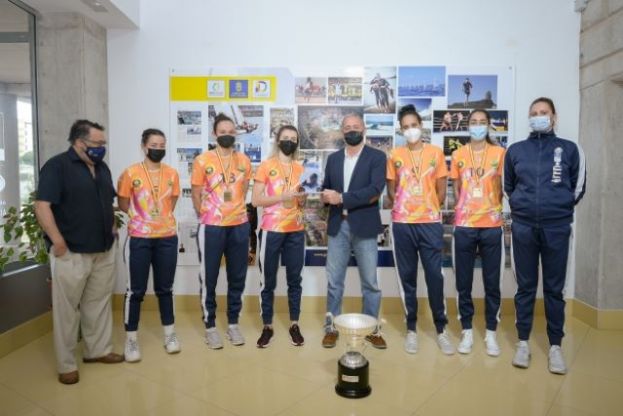 Francisco Castellano recibe a una comitiva del CV CCO 7 Palmas en la Consejer&iacute;a de Deportes