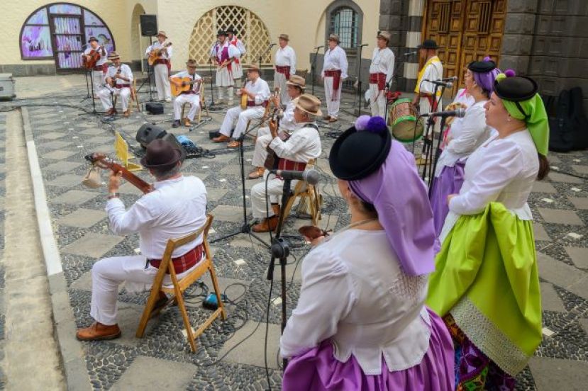 La m&uacute;sica folcl&oacute;rica vuelve a sonar los domingos en el Pueblo Canario