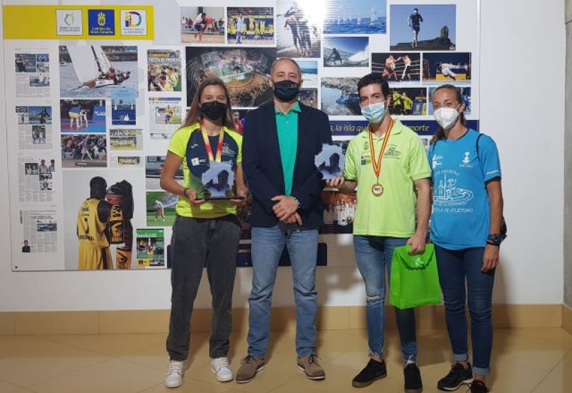 Francisco Castellano recibe a los atletas Andrea Monroy y &Oacute;liver Rodr&iacute;guez, medallas de oro en los campeonatos de Espa&ntilde;a Sub-16 y FEDDI 2021