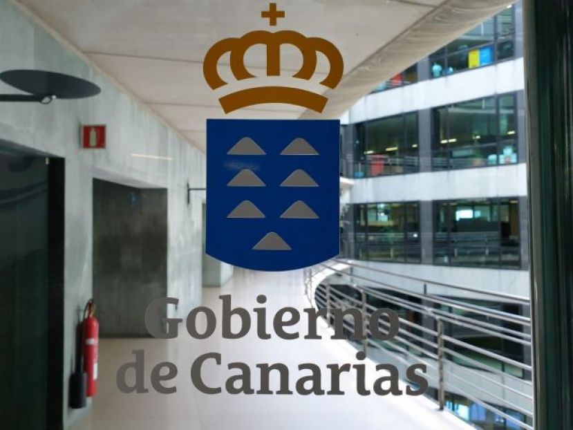 El Gobierno firma con los interinos en huelga y anuncia que quiere incorporar a todos los sindicatos en la soluci&oacute;n