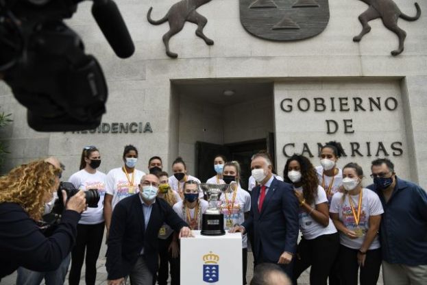 &Aacute;ngel V&iacute;ctor Torres recibe al CV CCO 7 Palmas -JAV Ol&iacute;mpico- para celebrar su triunfo en la Liga Iberdrola