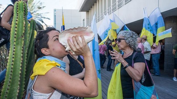 Izada bandera canaria en el Cabildo de Gran Canaria