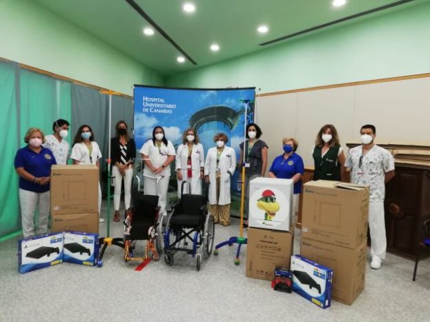 El HUC recibe material y videoconsolas de mano de la AECC para los pacientes pedi&aacute;tricos