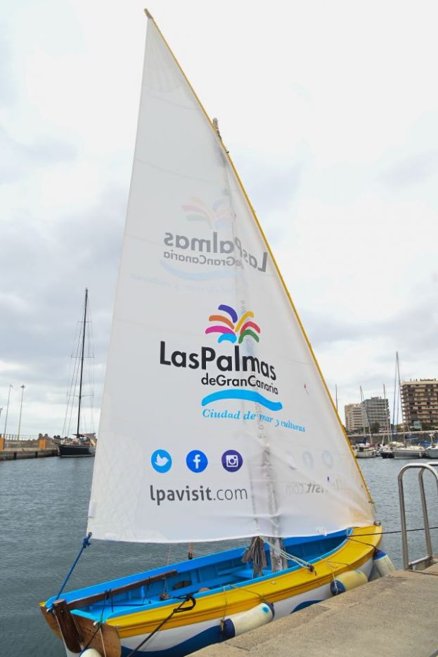 El bote de Vela Latina &lsquo;Las Palmas de Gran Canaria&rsquo; navega por las R&iacute;as Baixas