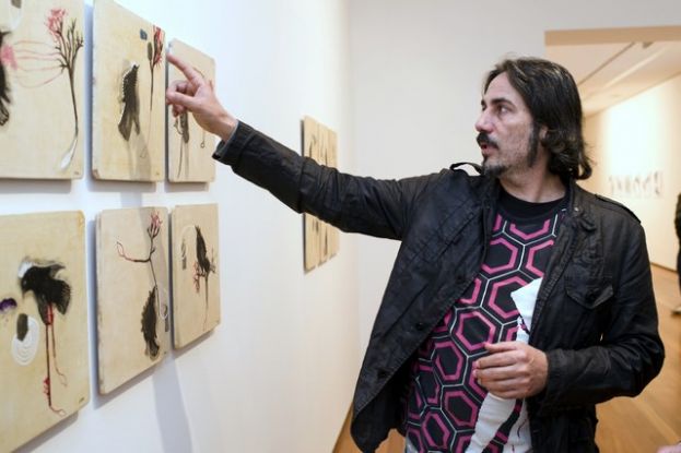 El artista Augusto Vives ofrece al p&uacute;blico una visita guiada a su exposici&oacute;n