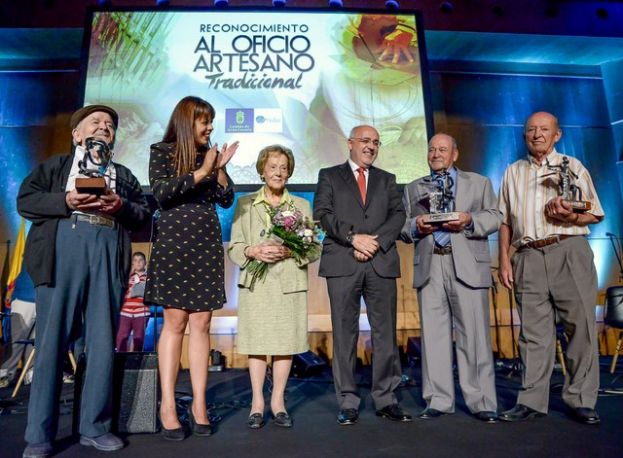 Los artesanos homenajeados por el Cabildo hicieron re&iacute;r y casi llorar al p&uacute;blico