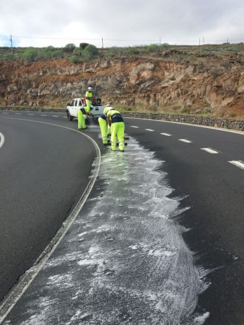 La Gomera: El operativo de carreteras act&uacute;a en la GM-2 por un vertido de gasoil