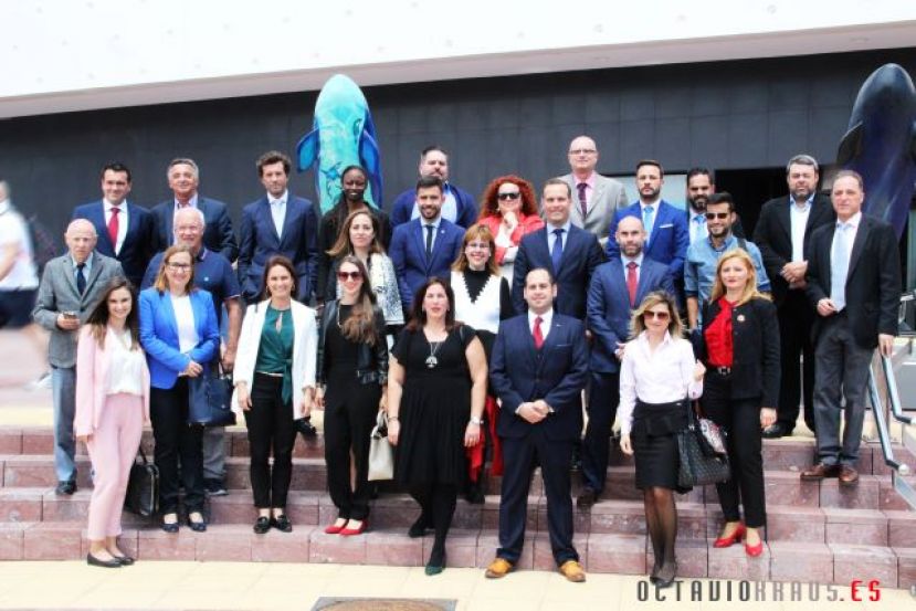 La Asociaci&oacute;n de J&oacute;venes Empresarios del Atl&aacute;ntico visita el Acuario Poema del Mar