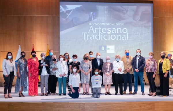 El Cabildo homenajea a las caladoras por proteger y mantener &ldquo;el oficio artesano m&aacute;s internacional de Canarias&rdquo;
