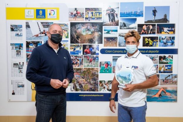 Francisco Castellano recibe a &Aacute;ngel Granda, seleccionado por la Real Federaci&oacute;n de Vela para los Juegos Ol&iacute;mpicos de Tokio 2021