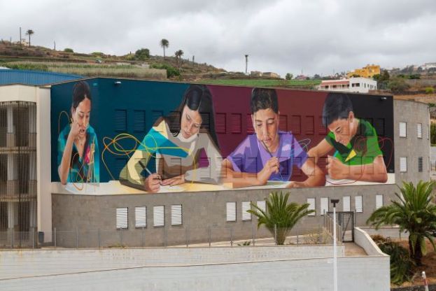 El IES Gu&iacute;a inaugura un mural de arte urbano en su fachada en su 70 aniversario