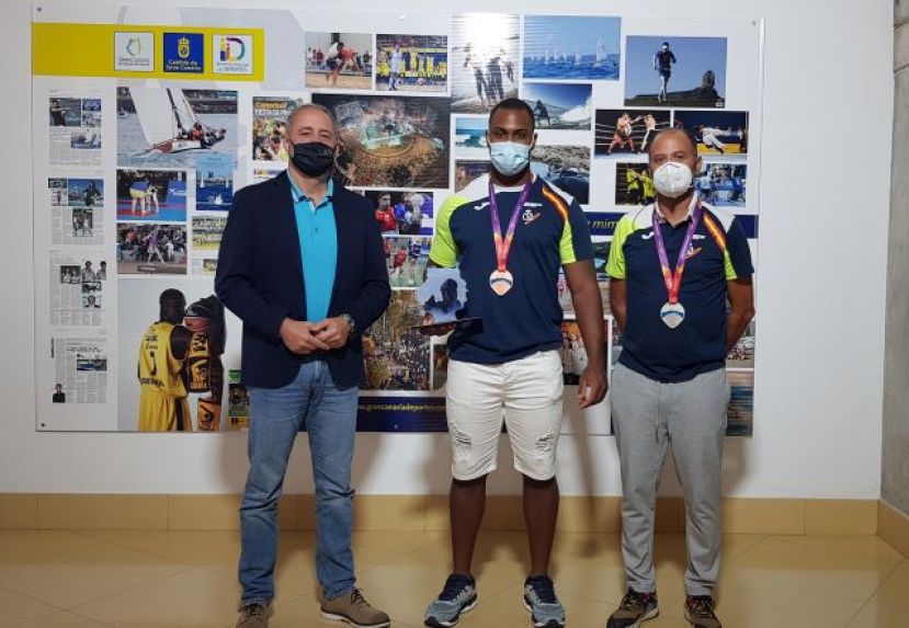 Francisco Castellano recibe al disc&oacute;bolo Yasiel Sotero, medalla de bronce en lanzamiento de disco en el Europeo Sub-23