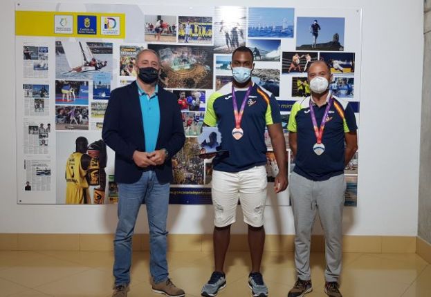Francisco Castellano recibe al disc&oacute;bolo Yasiel Sotero, medalla de bronce en lanzamiento de disco en el Europeo Sub-23