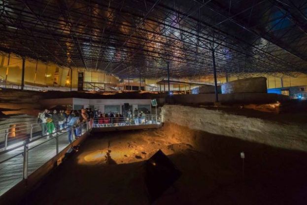 CUEVA PINTADA RETOMA LAS VISITAS NOCTURNAS AL YACIMIENTO CON LA M&Uacute;SICA EN DIRECTO DE CARAVANSAR TR&Iacute;O