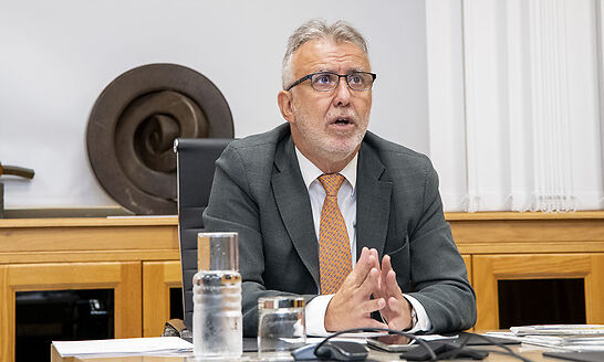 Torres interviene en la primera reuni&oacute;n que abordar&aacute; los da&ntilde;os en La Palma