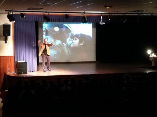 Ante 600 alumnos, el actor Mois&eacute;s Matos cont&oacute; mil historias en torno a la paz