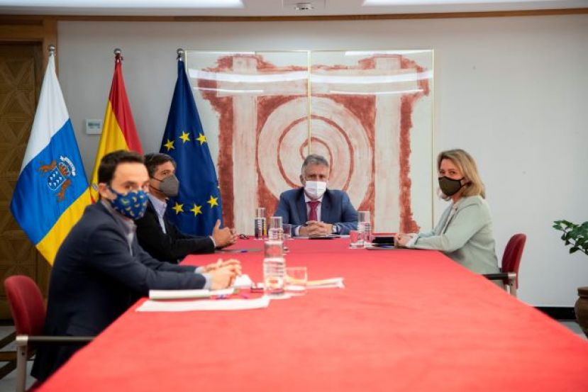 El Gobierno y Asprocan analizan distintos aspectos agroalimentarios en las Islas