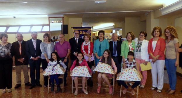 El Club de Leones de G&aacute;ldar premia a los concursantes participantes en el Cartel del D&iacute;a Mundial de la Paz